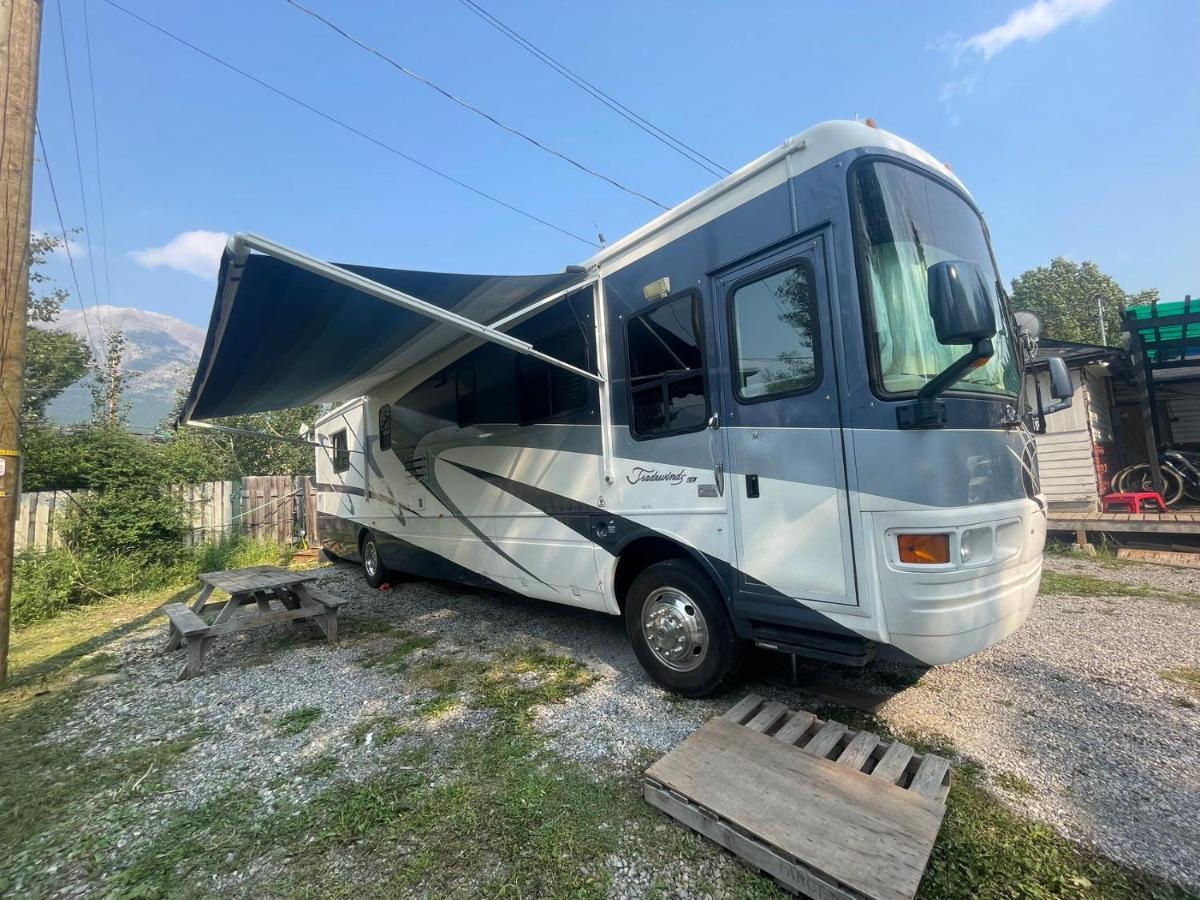 Rundle Mountain Rv Park Hotel Канмор Екстериор снимка