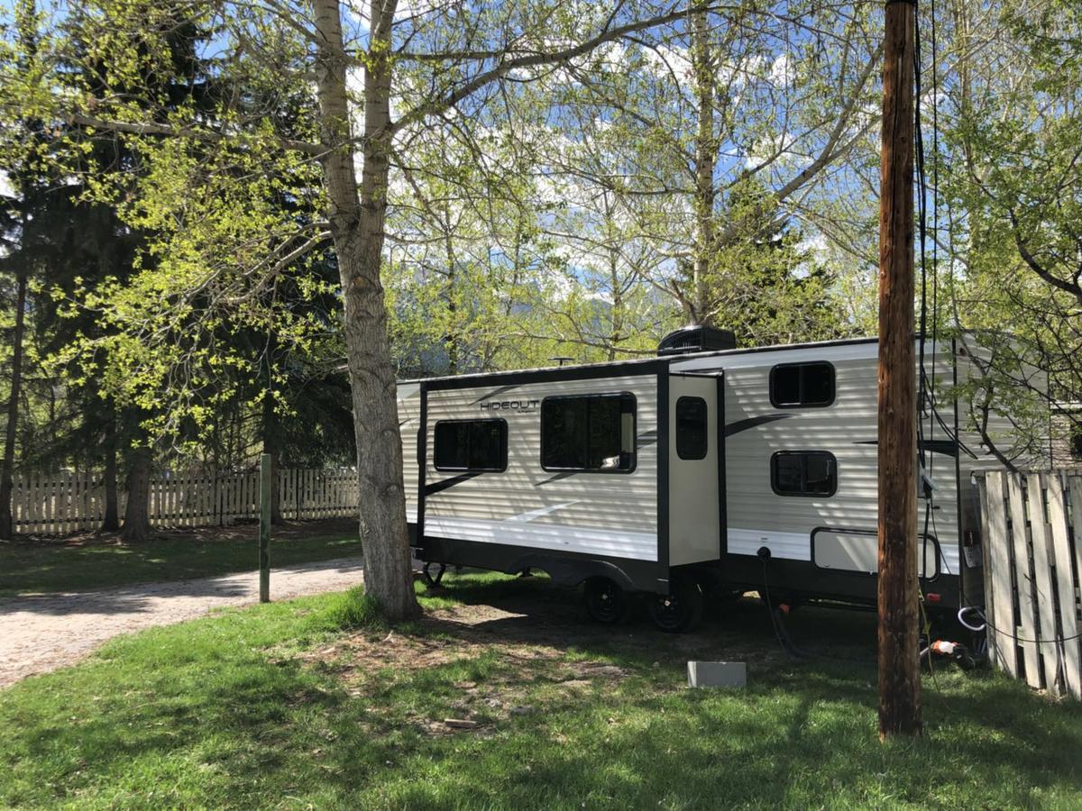 Rundle Mountain Rv Park Hotel Канмор Екстериор снимка