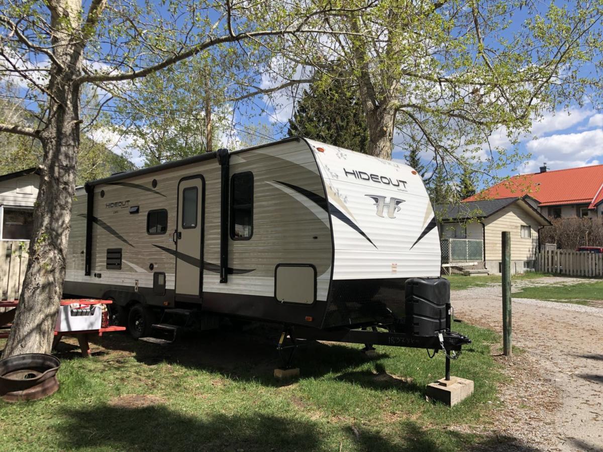 Rundle Mountain Rv Park Hotel Канмор Екстериор снимка
