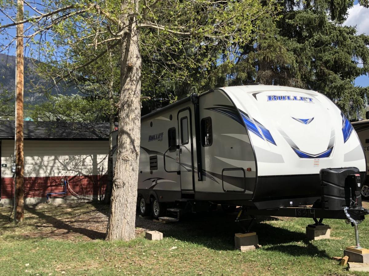 Rundle Mountain Rv Park Hotel Канмор Екстериор снимка