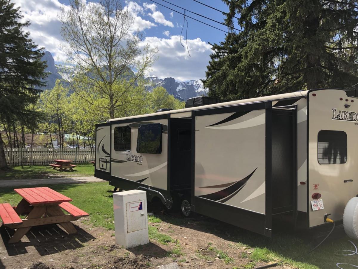 Rundle Mountain Rv Park Hotel Канмор Екстериор снимка