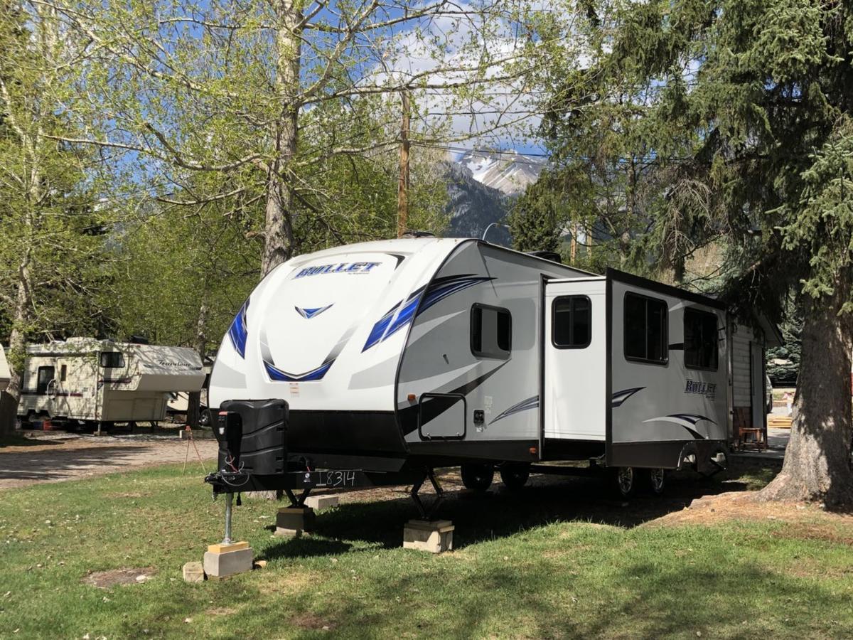 Rundle Mountain Rv Park Hotel Канмор Екстериор снимка