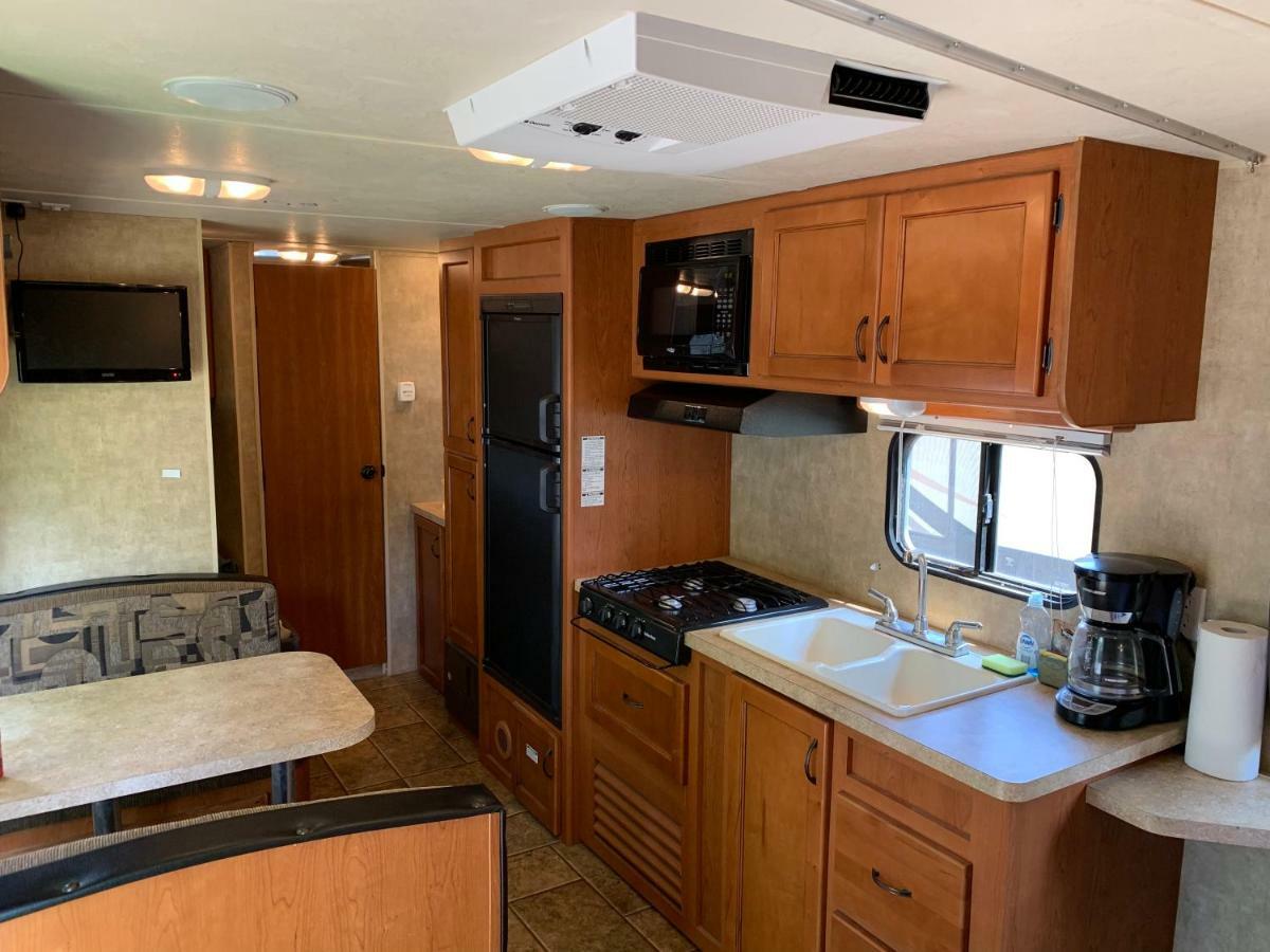Rundle Mountain Rv Park Hotel Канмор Екстериор снимка