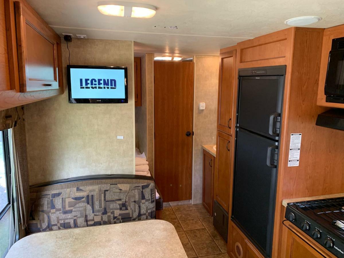 Rundle Mountain Rv Park Hotel Канмор Екстериор снимка