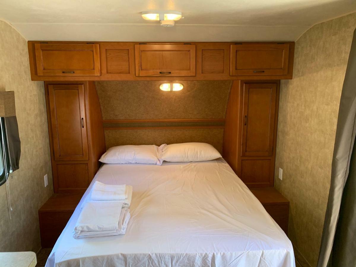 Rundle Mountain Rv Park Hotel Канмор Екстериор снимка