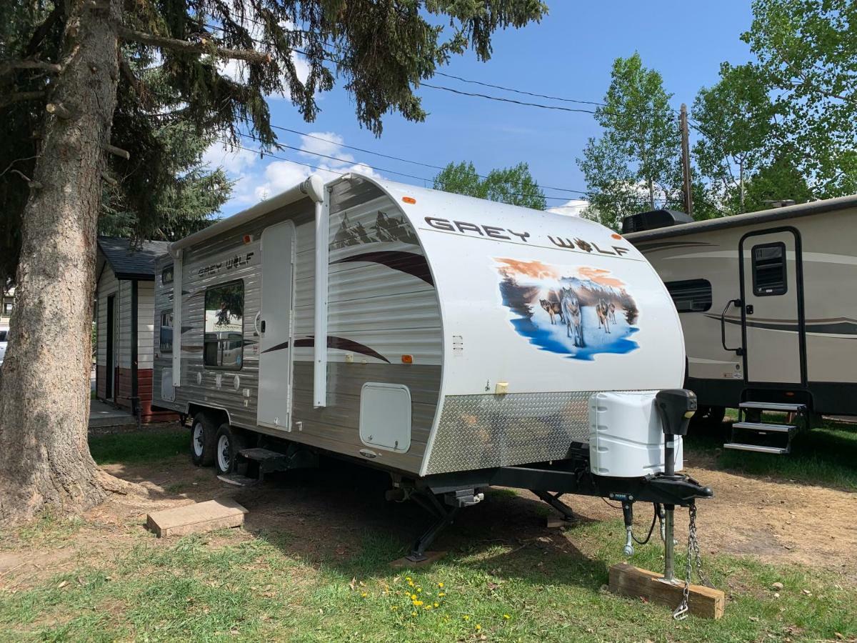 Rundle Mountain Rv Park Hotel Канмор Екстериор снимка